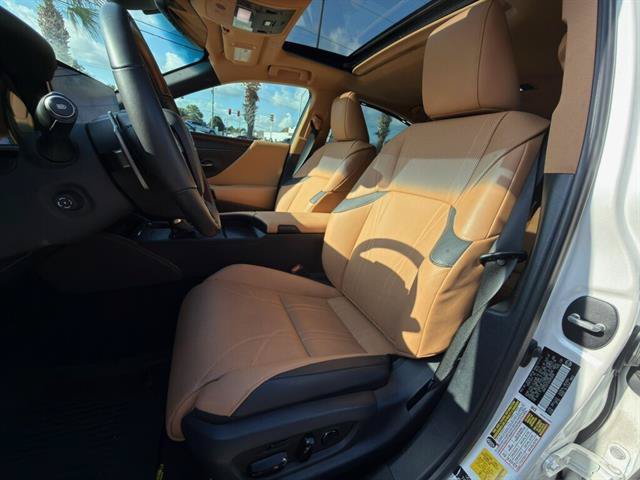 Used 2025 Lexus ES 300h Ultra Luxury w/ Accessory Package (Z1) FWD image 10
