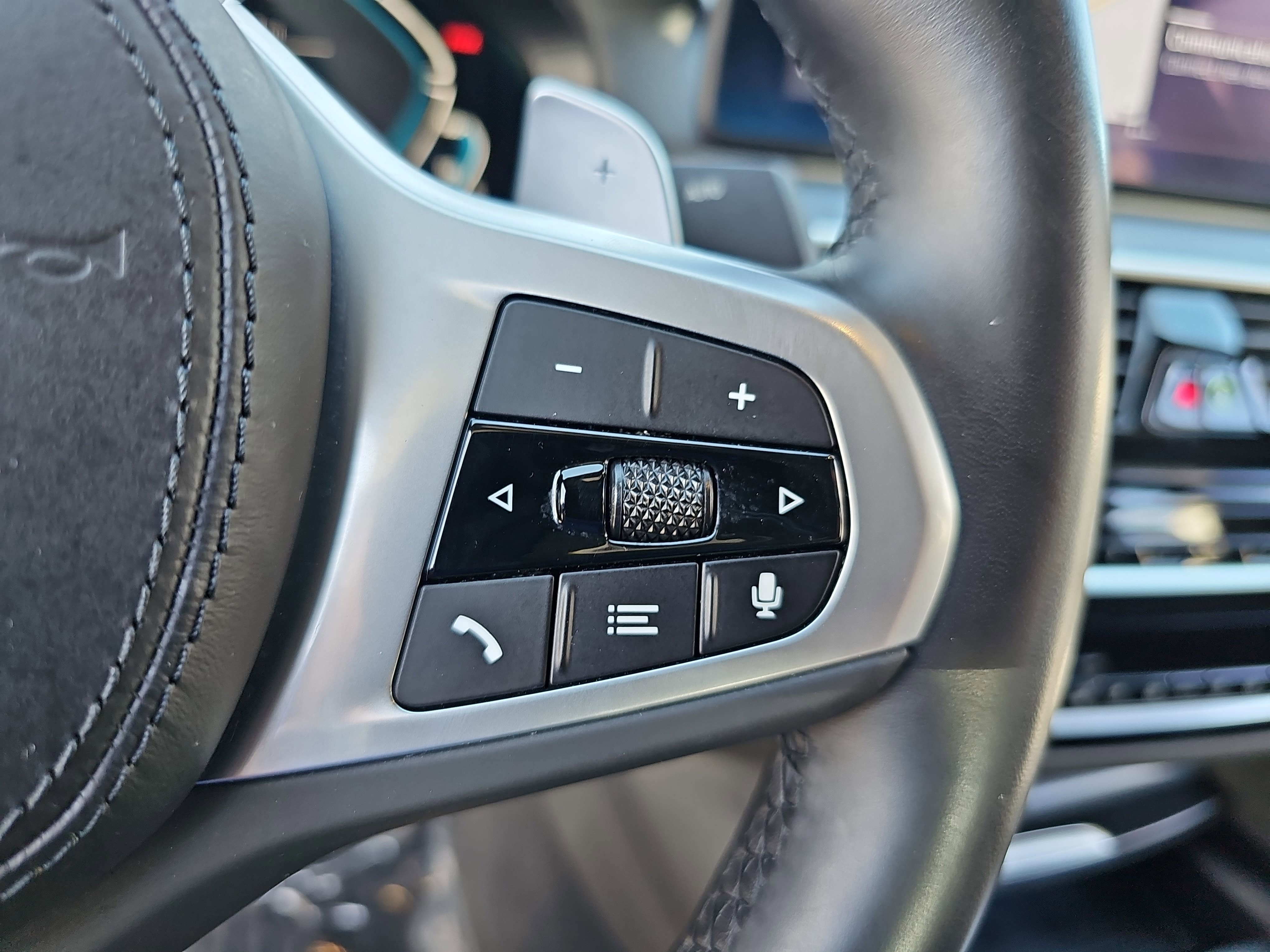 Used 2023 BMW 530e w/ M Sport Package image 18
