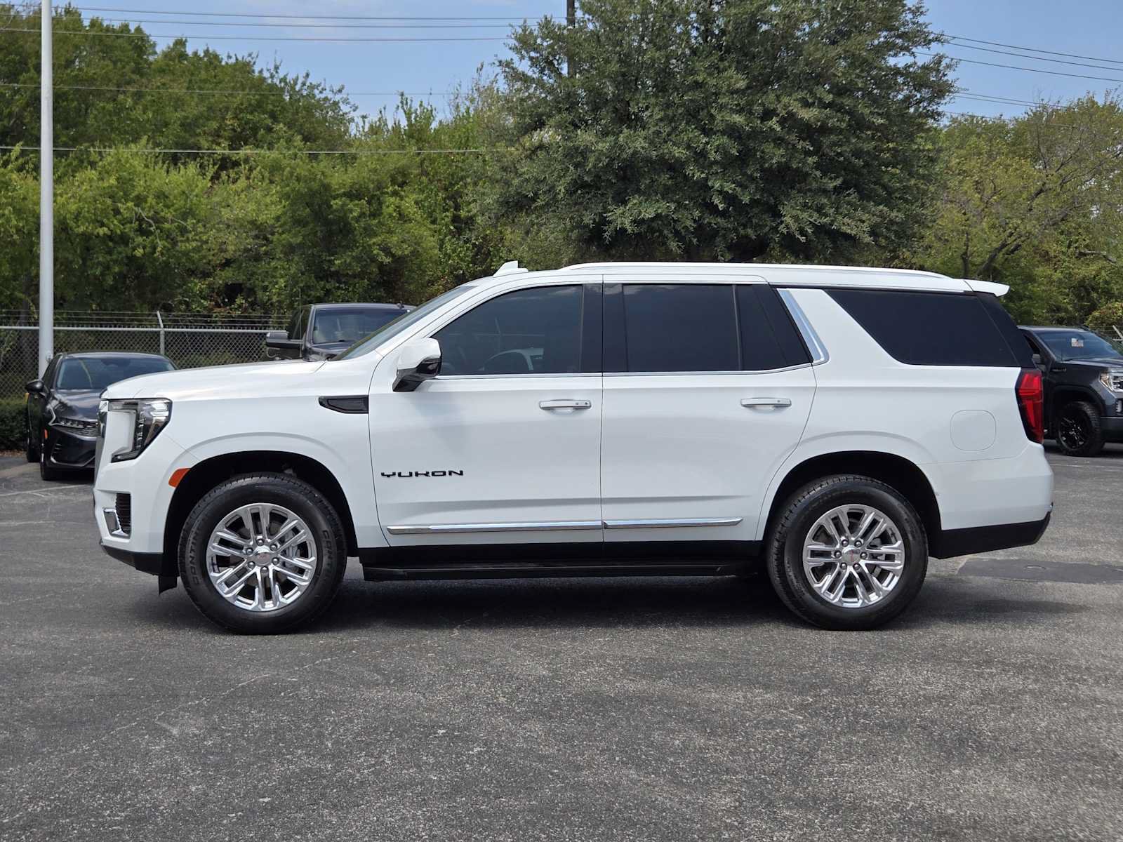 Certified 2024 GMC Yukon SLT w/ SLT Luxury Package AWD/4WD image 4