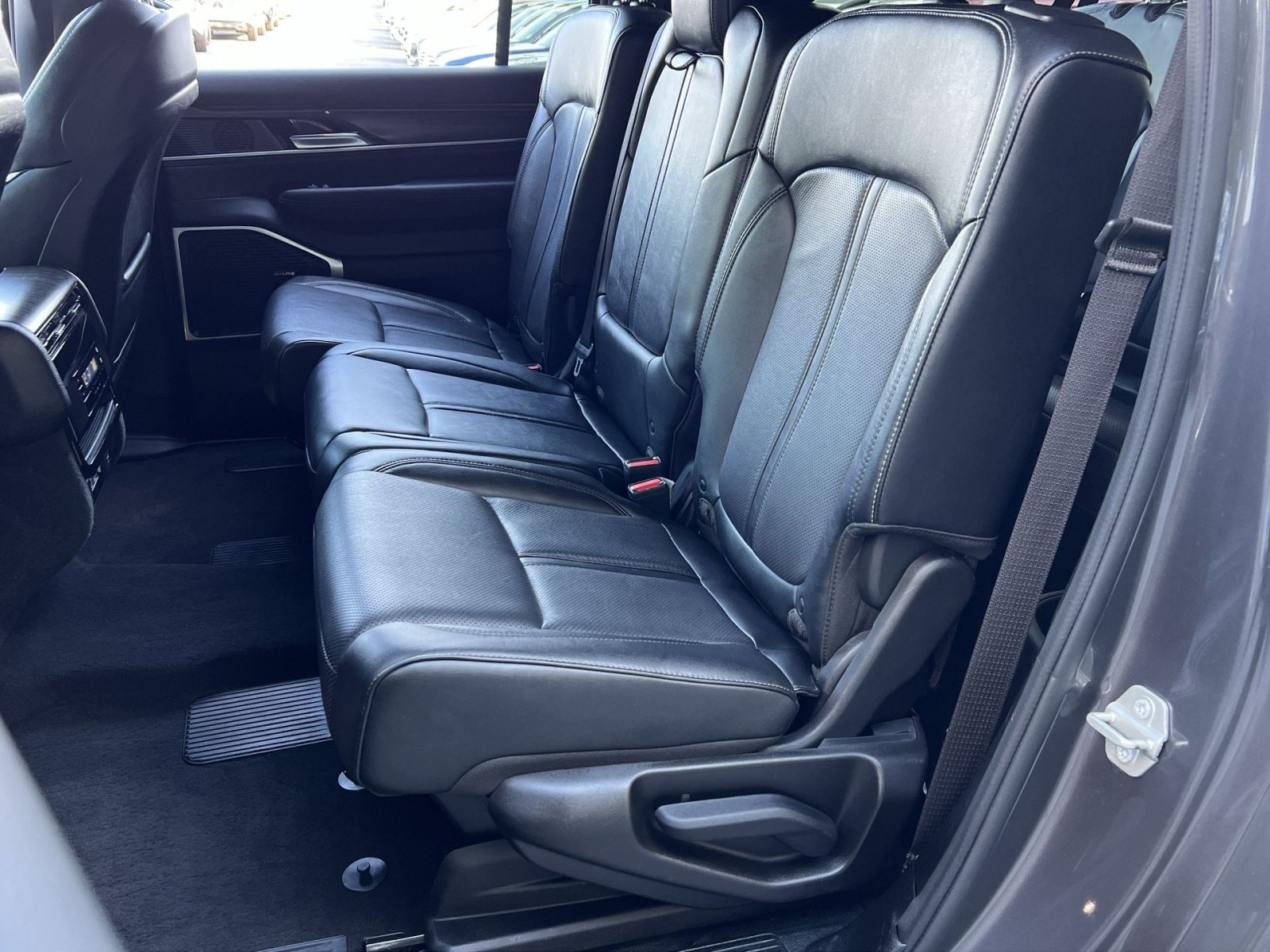 Used 2024 Jeep Wagoneer L Series II w/ Flexible Seating Group AWD/4WD image 30