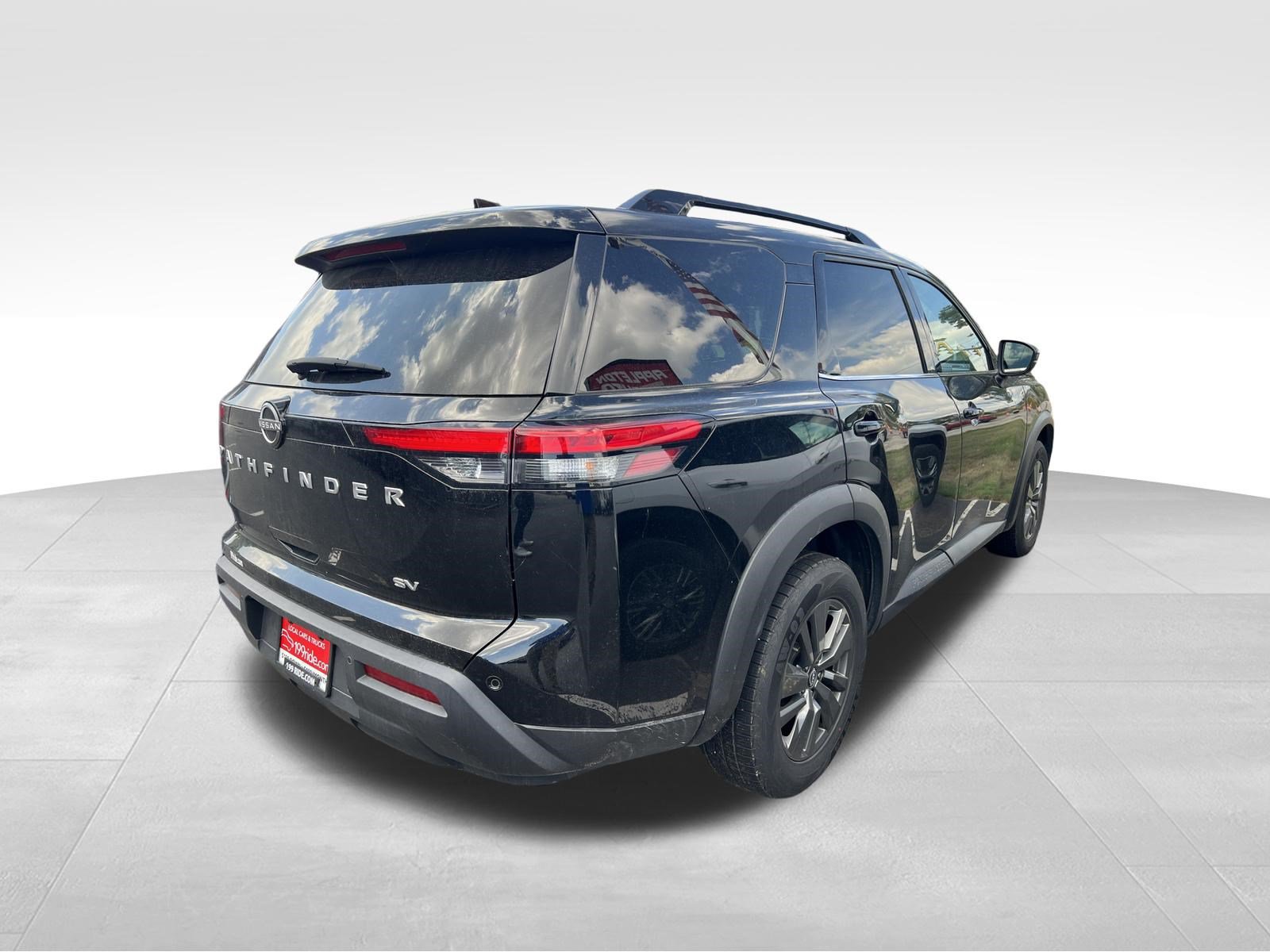 Used 2024 Nissan Pathfinder SV FWD image 5