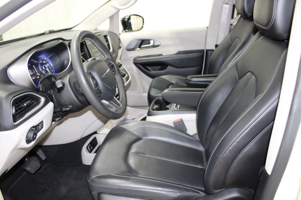 Used 2024 Chrysler Pacifica Touring-L FWD image 16