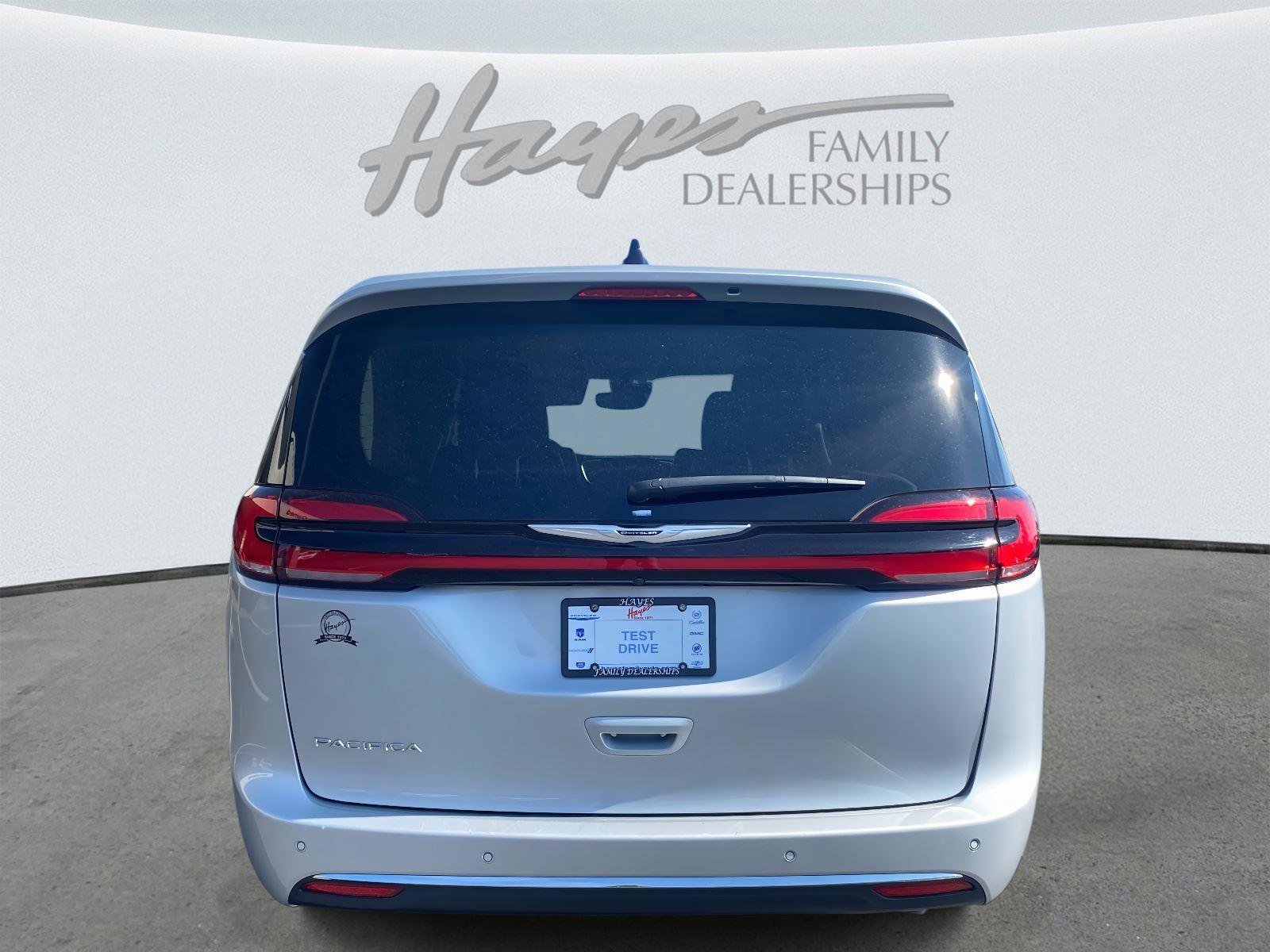 Certified 2024 Chrysler Pacifica Touring-L image 4