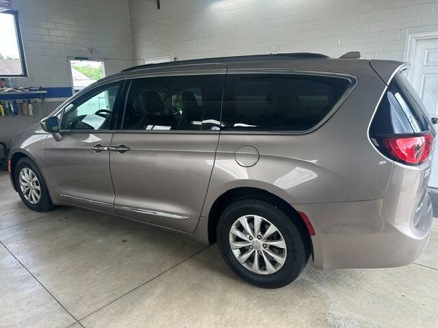 Used 2017 Chrysler Pacifica Touring-L FWD image 5