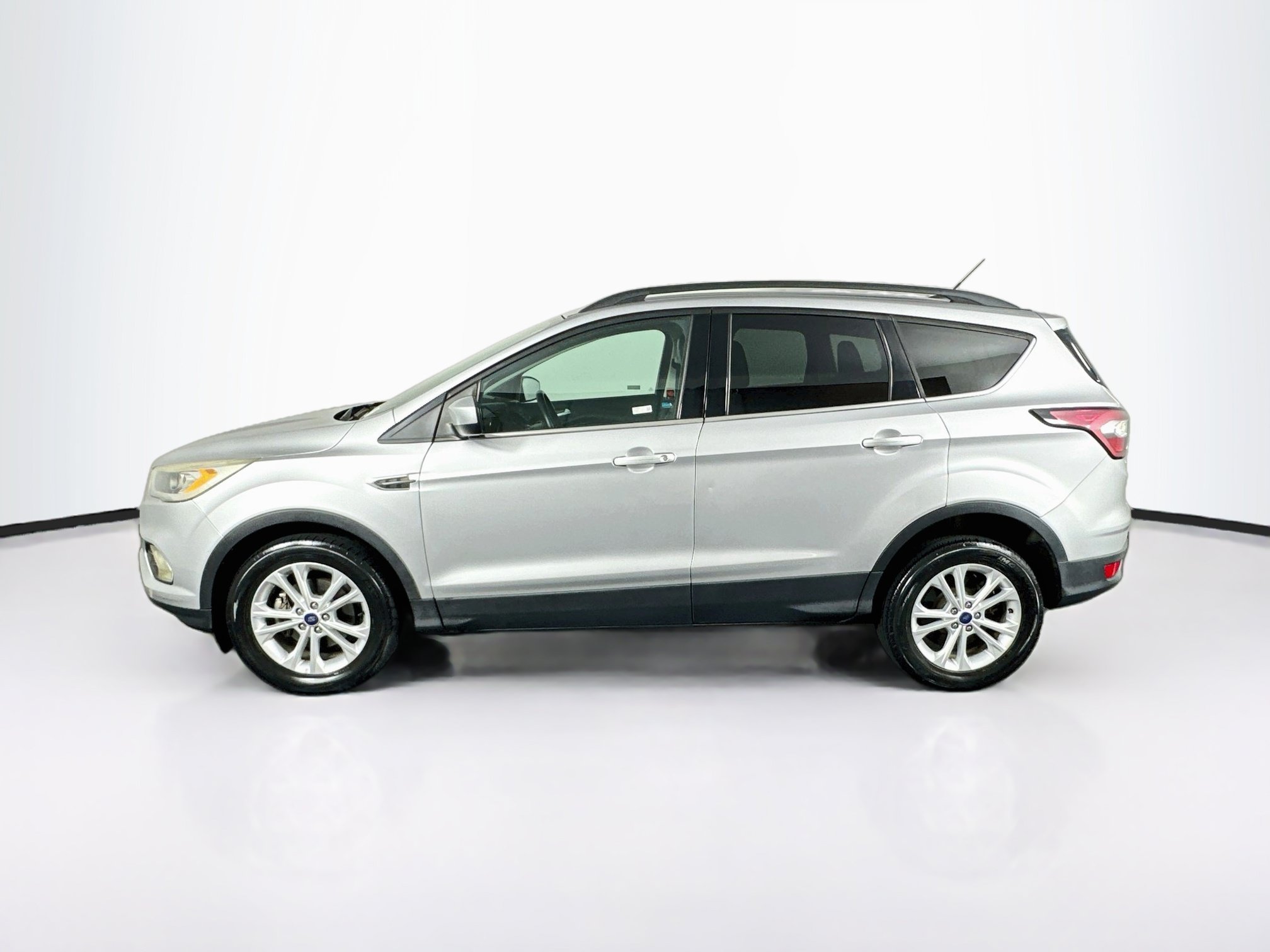 Used 2017 Ford Escape SE w/ SE Leather Comfort Package FWD image 4