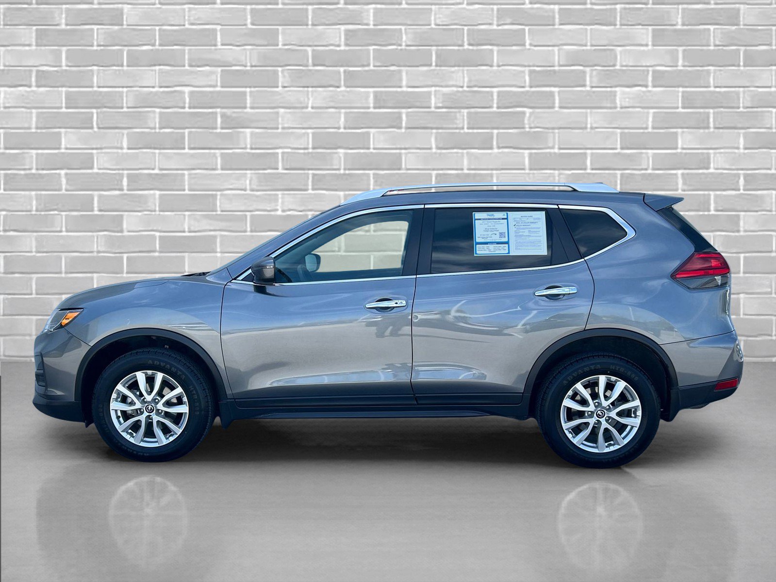 Used 2017 Nissan Rogue SV image 2