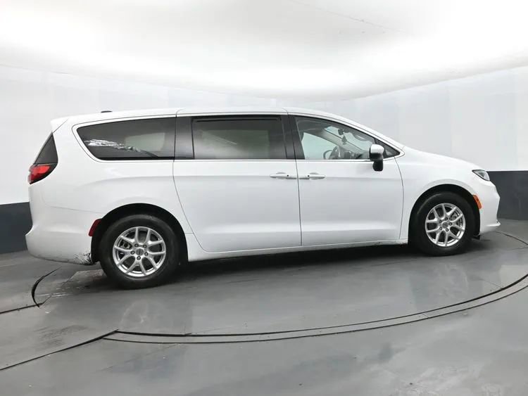 Used 2023 Chrysler Pacifica Touring-L FWD image 4