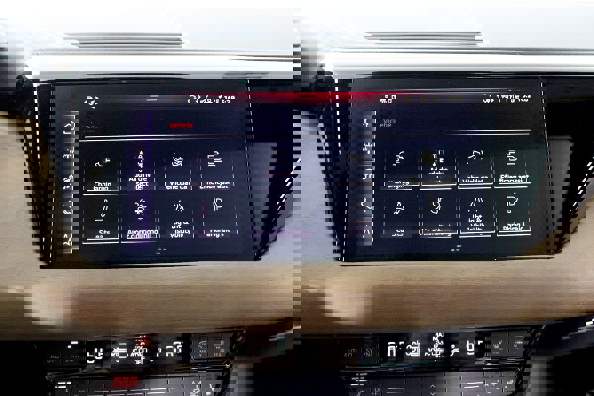 Used 2024 Audi e-tron GT Premium Plus image 27