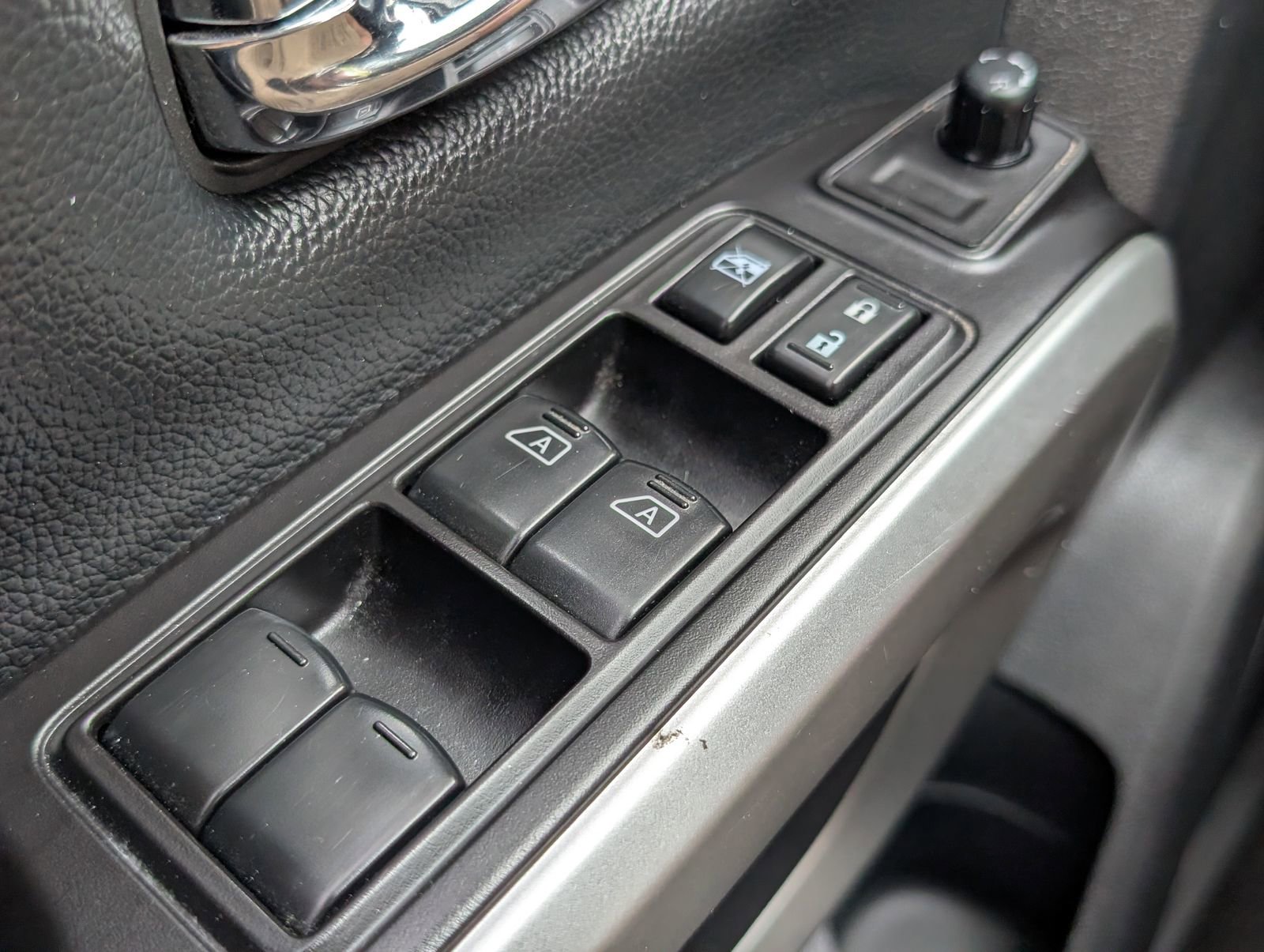 Used 2019 Nissan Titan SV w/ SV Convenience Package image 28