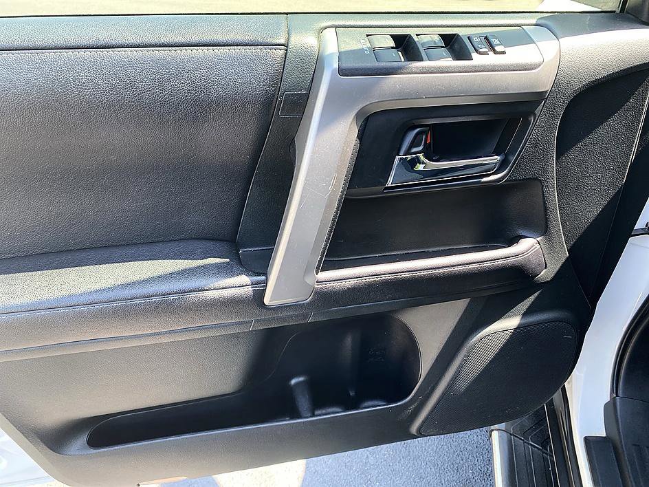 Used 2016 Toyota 4Runner SR5 AWD/4WD image 9