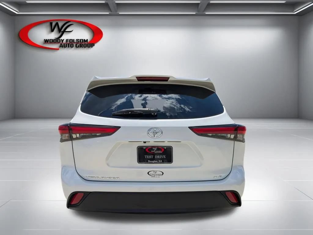 Used 2023 Toyota Highlander XLE FWD image 4