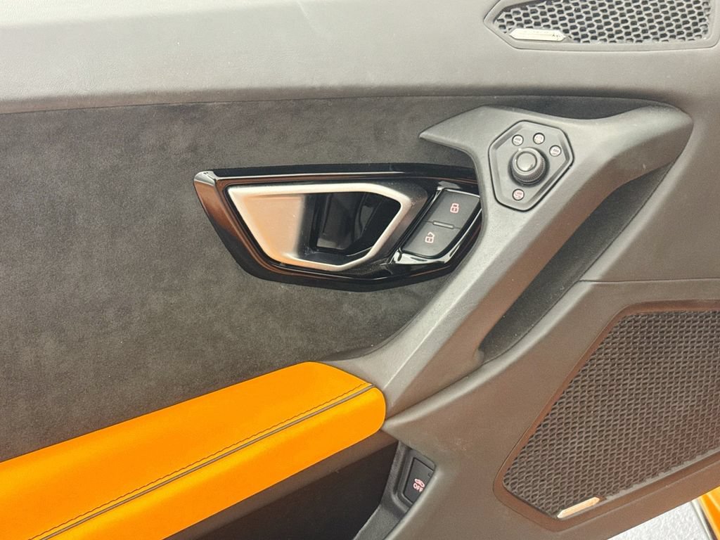 Used 2020 Lamborghini Huracan EVO RWD image 18
