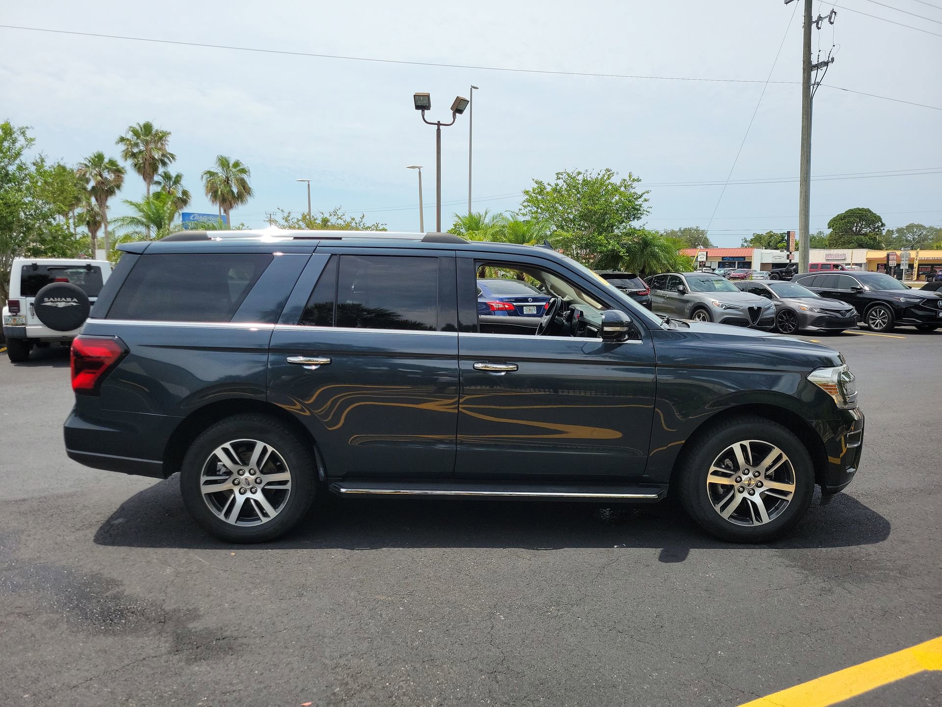 Used 2023 Ford Expedition Limited RWD image 4