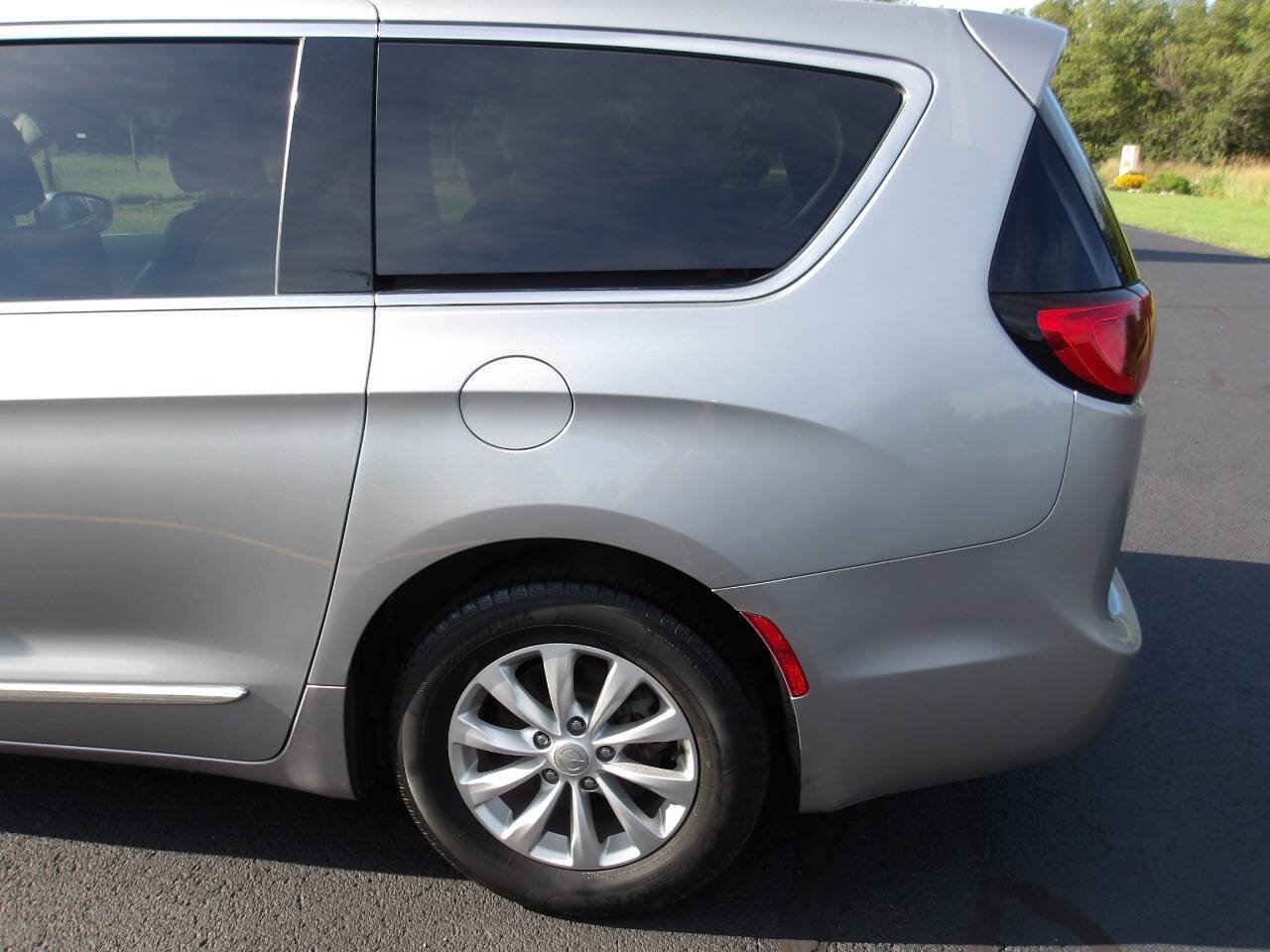 Used 2017 Chrysler Pacifica Touring-L FWD image 34