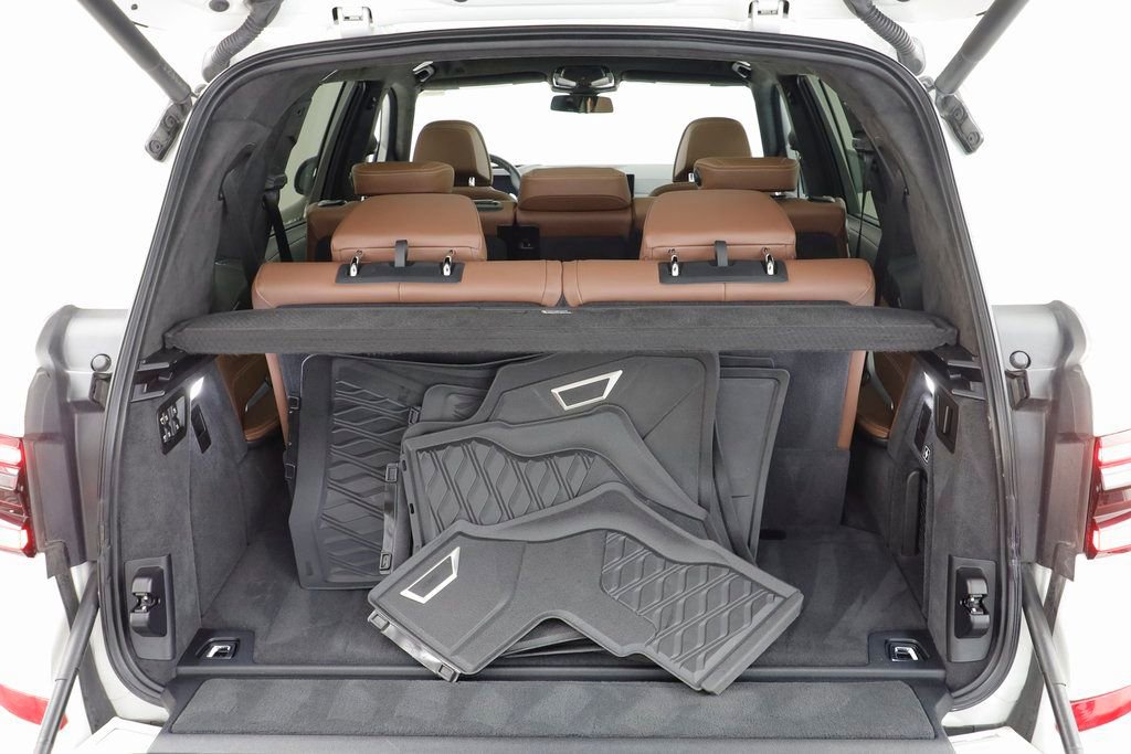 Used 2025 BMW X7 M60i image 18