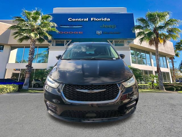 Used 2024 Chrysler Pacifica Touring-L image 3