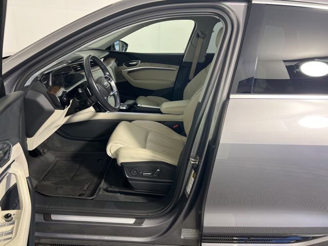 Used 2019 Audi e-tron Prestige w/ Prestige Package image 17