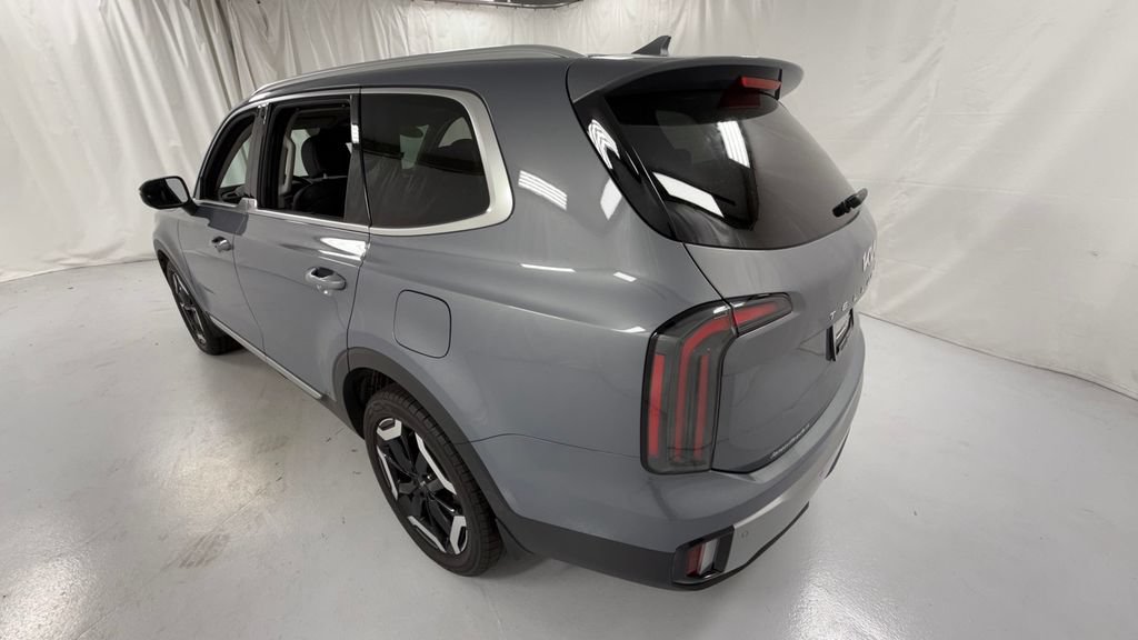 Used 2023 Kia Telluride EX w/ EX Captain's Chair Package AWD/4WD image 5