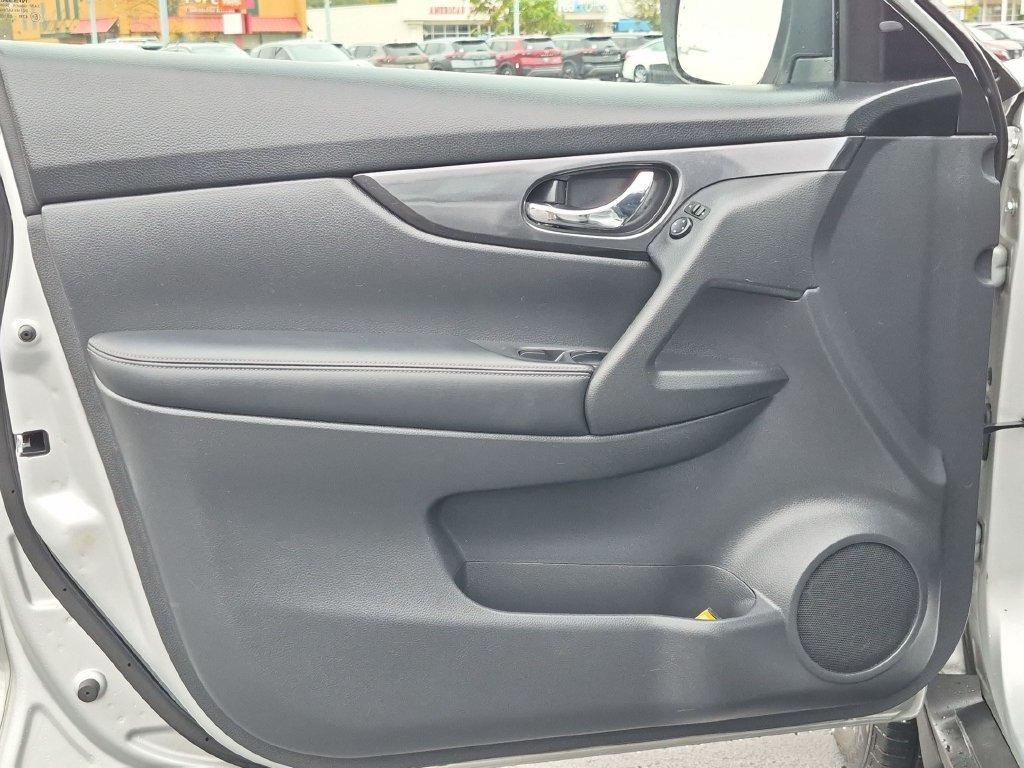 Used 2018 Nissan Rogue S AWD/4WD image 12