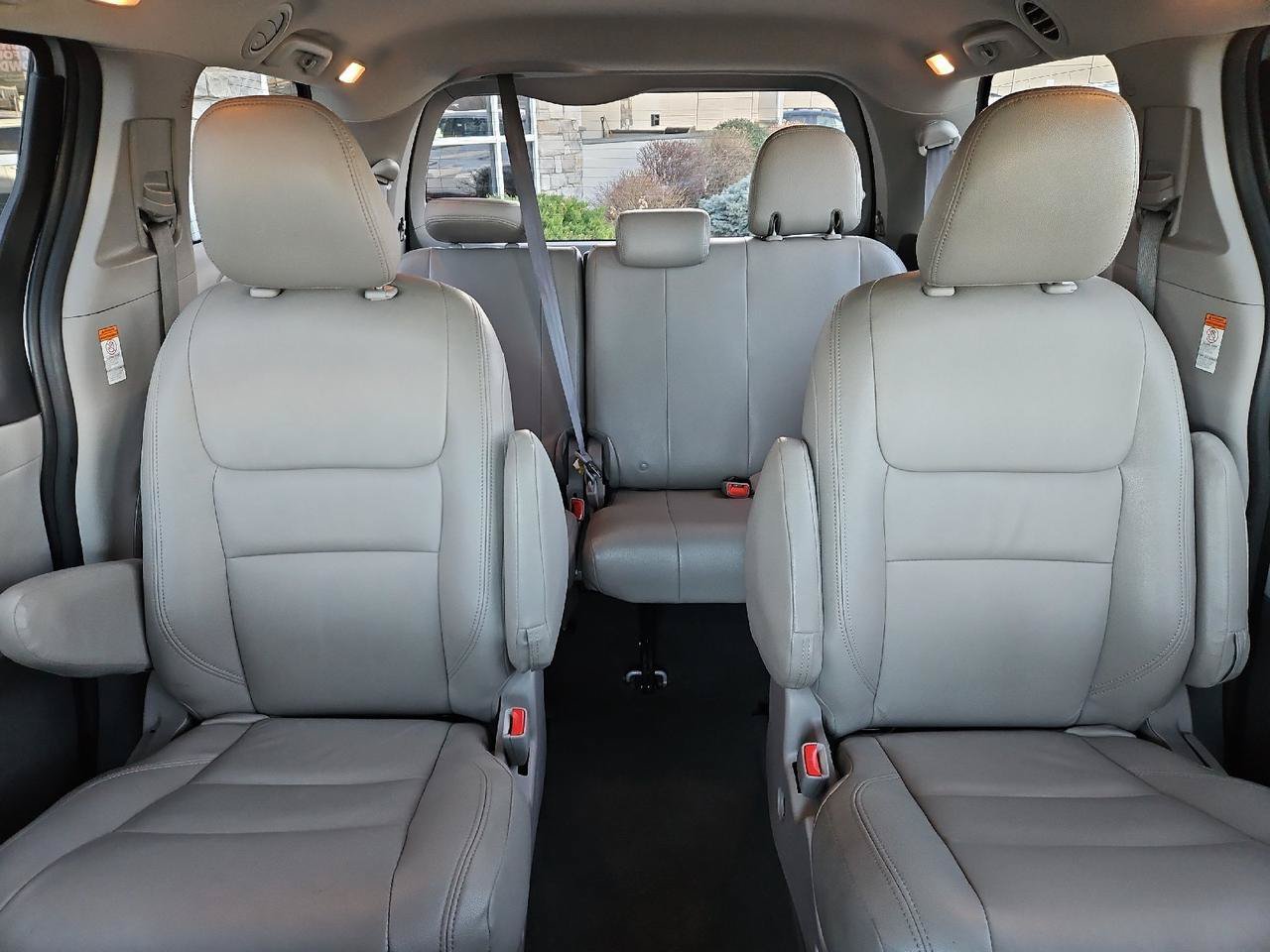 Used 2020 Toyota Sienna L FWD image 19