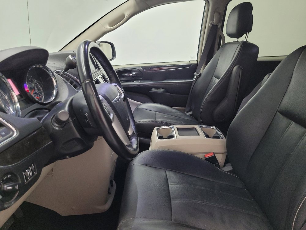 Used 2016 Chrysler Town & Country Touring FWD image 17