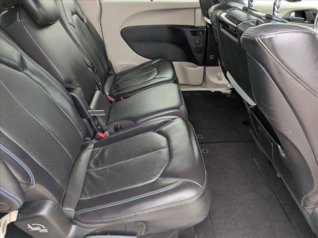 Used 2021 Chrysler Pacifica Touring-L w/ Uconnect Theater Family Group FWD image 17