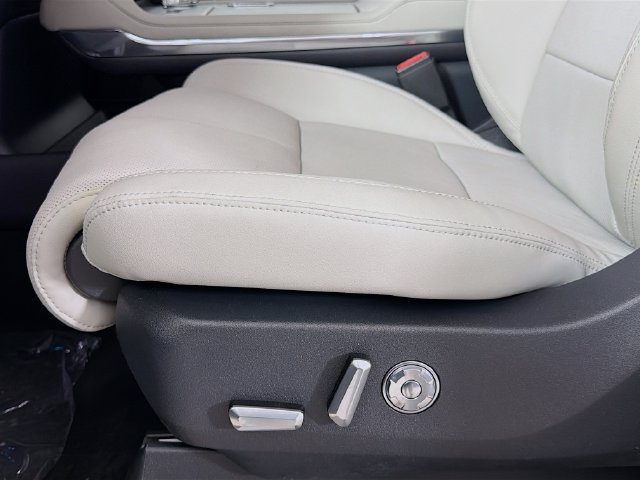 New 2026 Lincoln Navigator L Premier AWD/4WD image 20