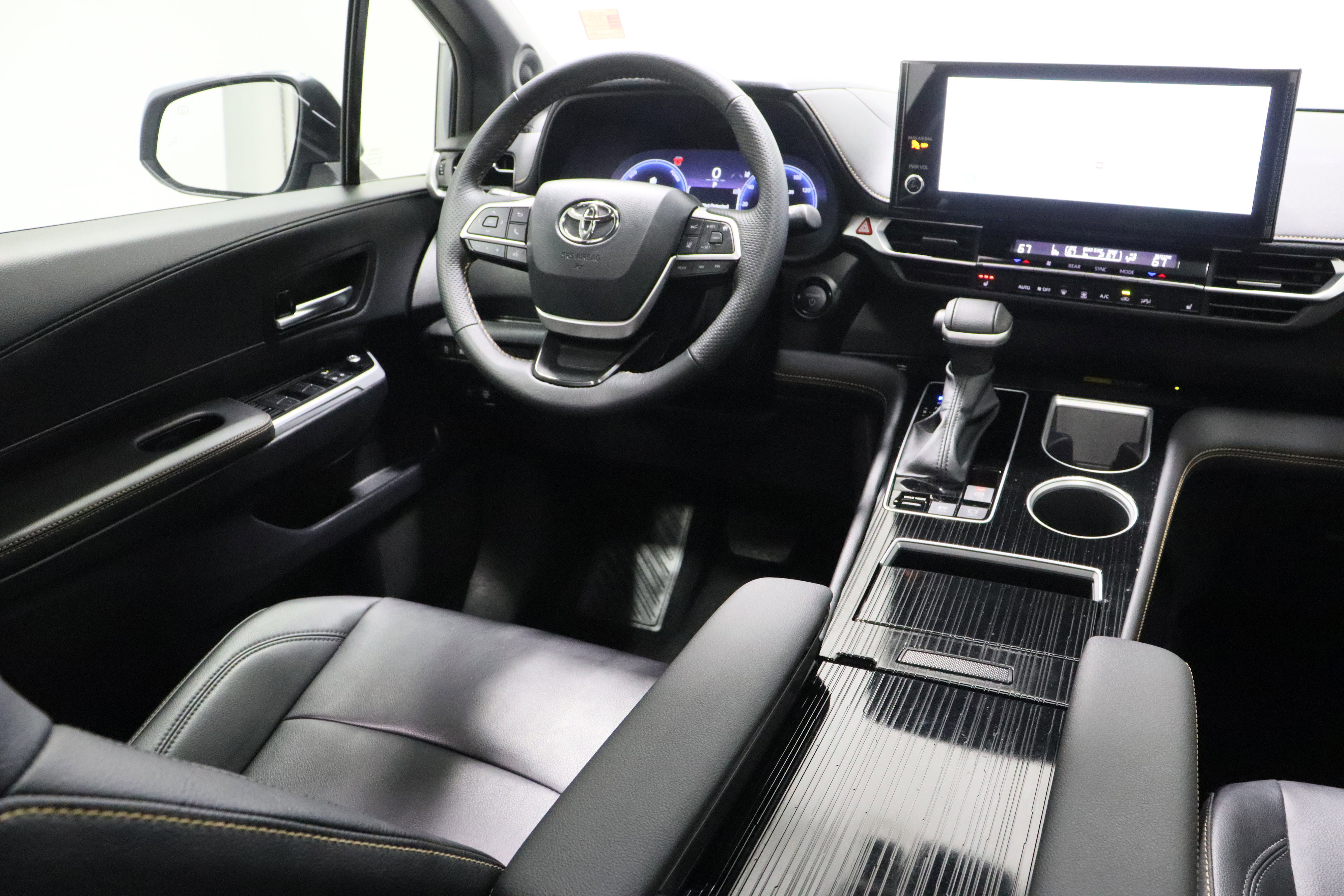 Used 2025 Toyota Sienna XLE Woodland Edition image 34