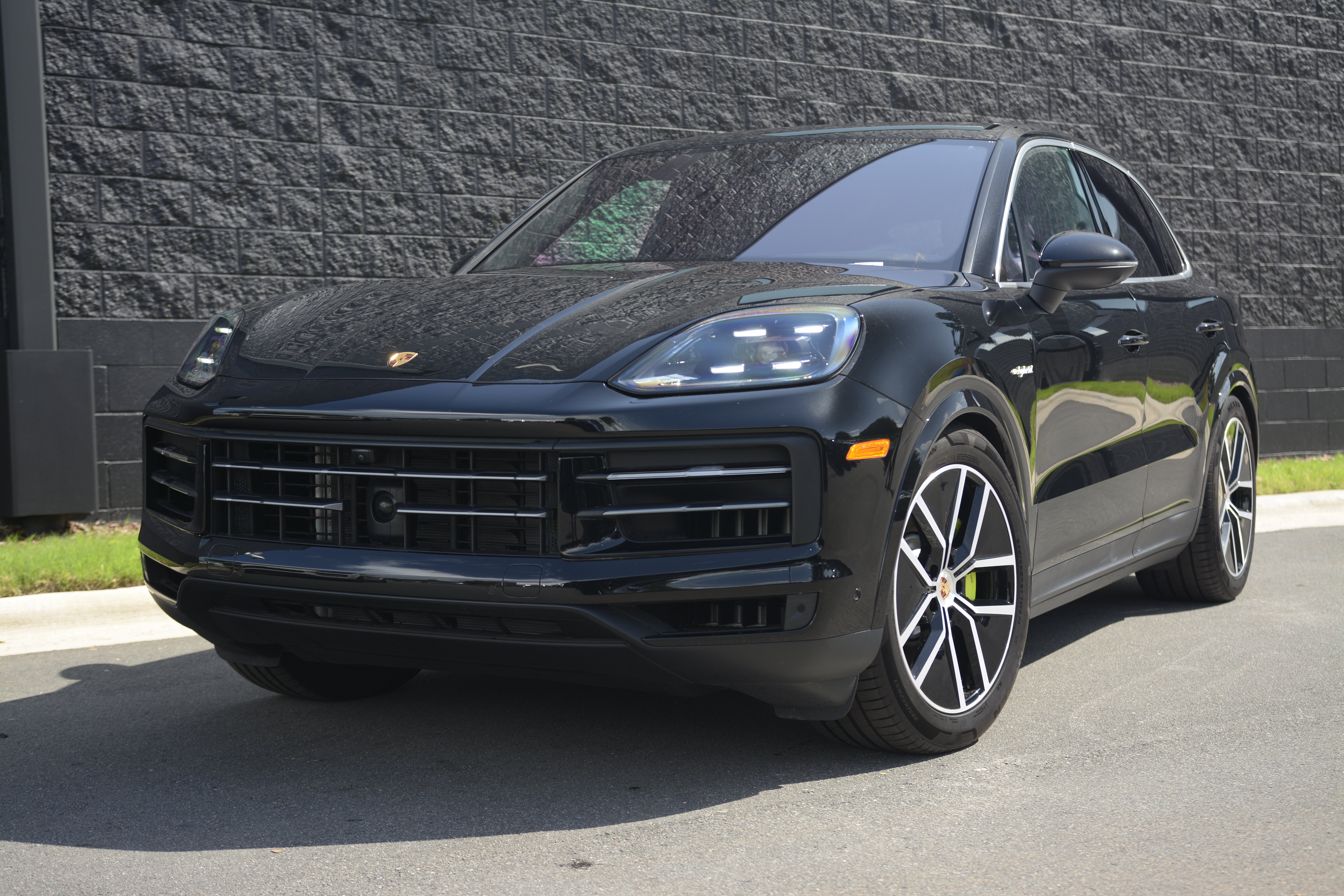 Certified 2025 Porsche Cayenne E-Hybrid AWD/4WD image 1
