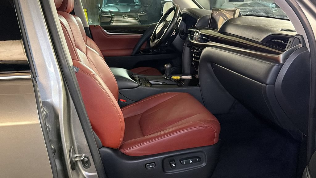 Used 2018 Lexus LX 570 4WD w/ Luxury Package image 10