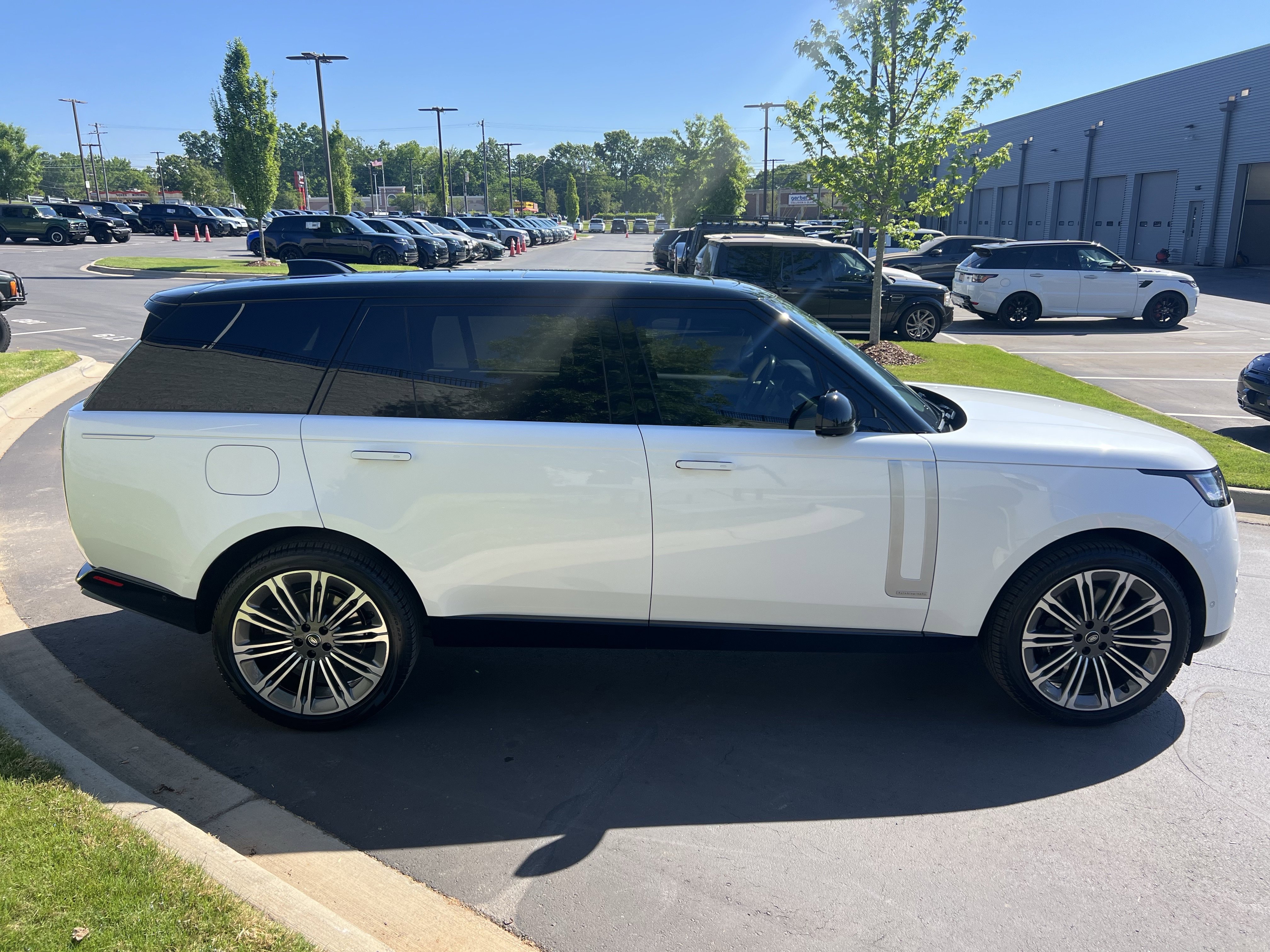 Certified 2024 Land Rover Range Rover Long Wheelbase Autobiography AWD/4WD image 8