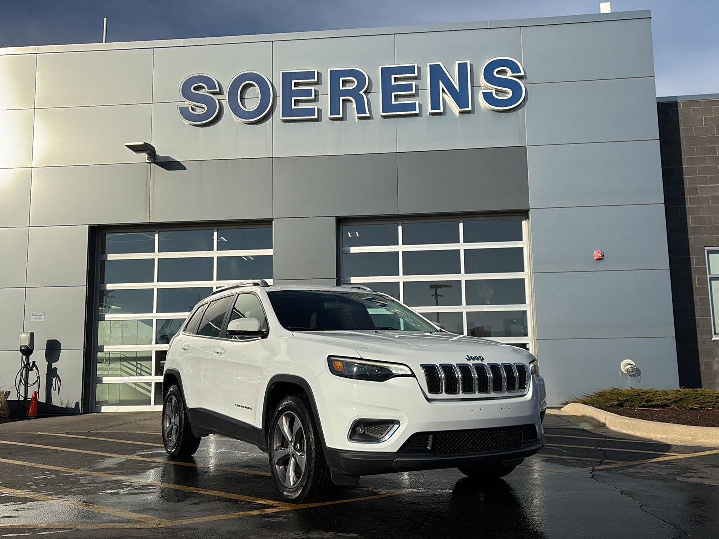 Used 2019 Jeep Cherokee Limited image 1