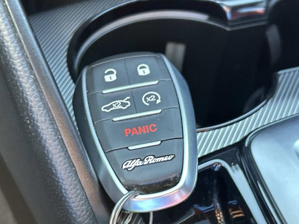 Used 2022 Alfa Romeo Giulia Veloce image 38