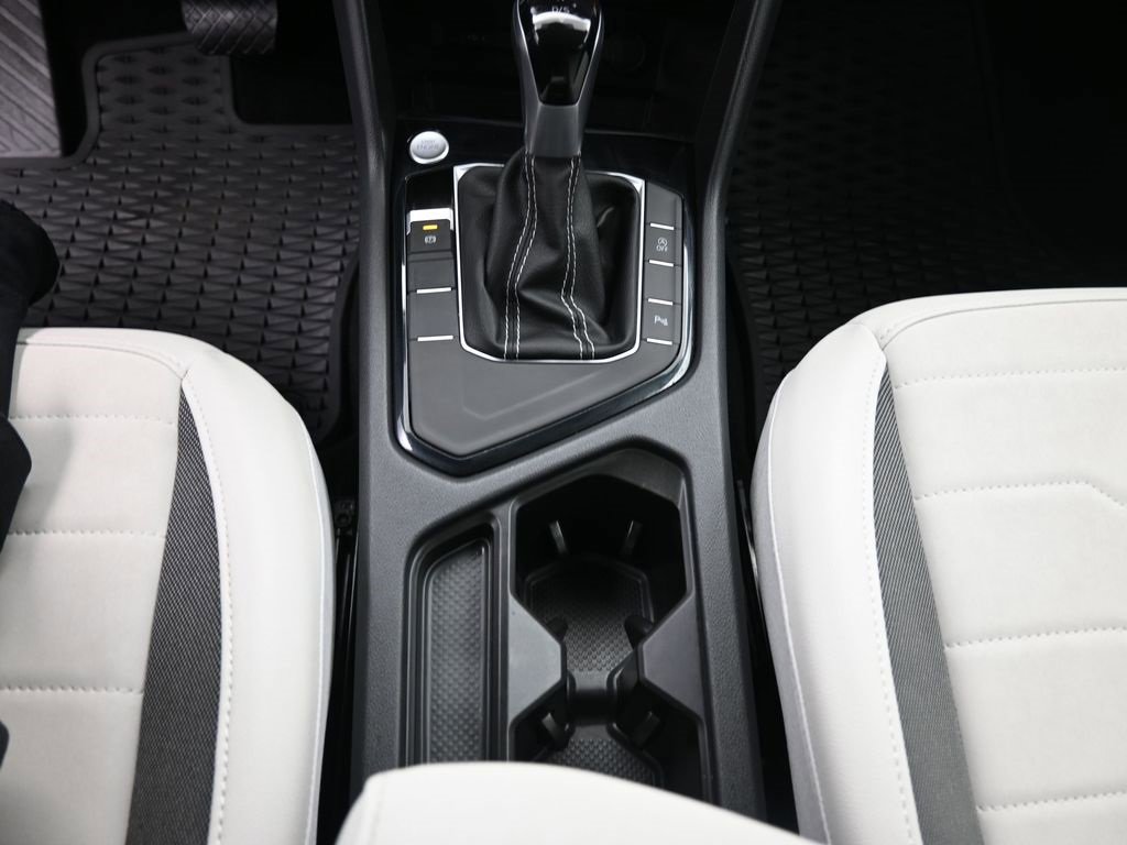 Used 2025 Volkswagen Taos SE image 14