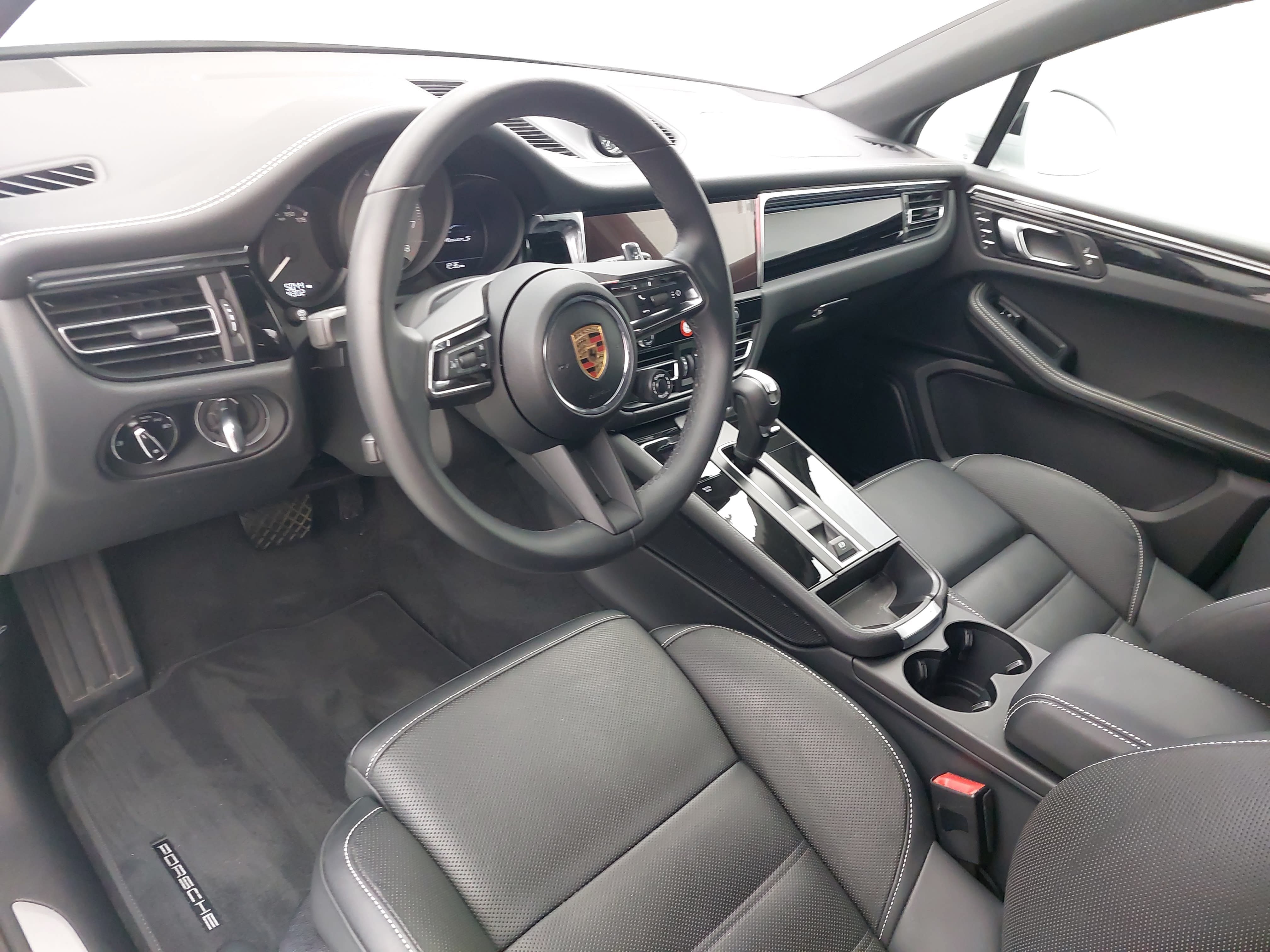 Certified 2025 Porsche Macan S AWD/4WD image 4