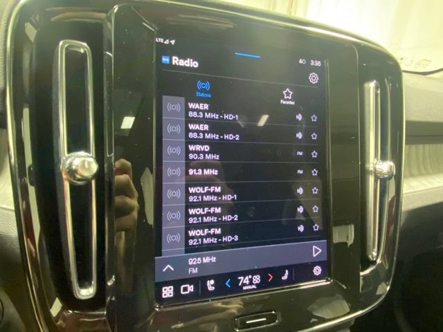 Certified 2025 Volvo XC40 B5 Plus AWD/4WD image 17