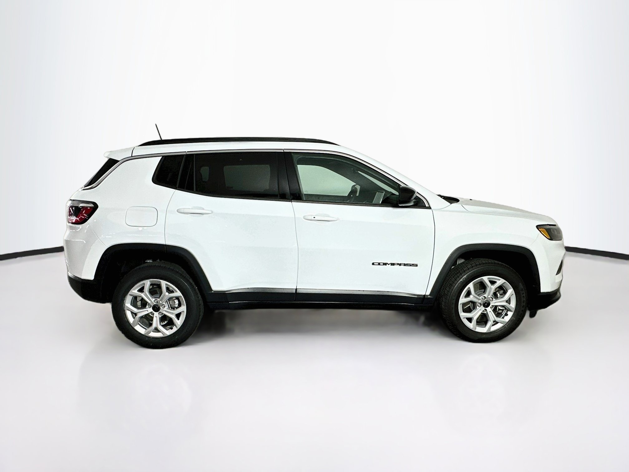 Used 2025 Jeep Compass Latitude w/ Sun & Sound Group AWD/4WD image 10