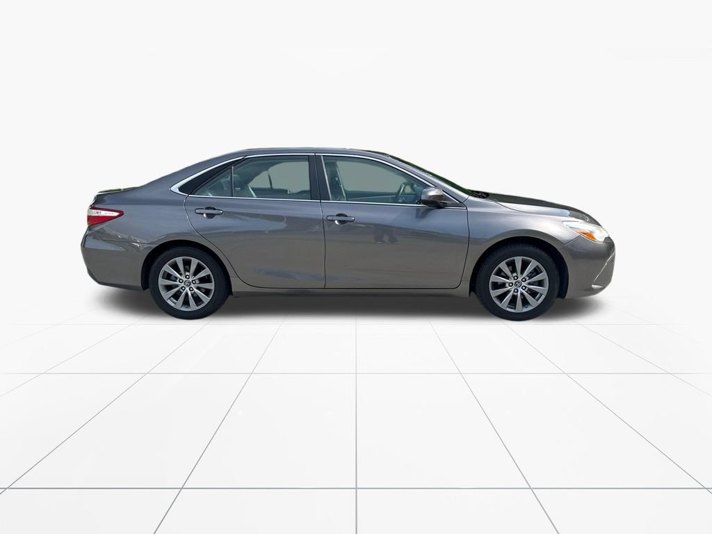 Used 2017 Toyota Camry XLE w/ Moonroof Package FWD image 9