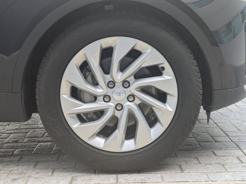 Certified 2025 Land Rover Discovery S image 12