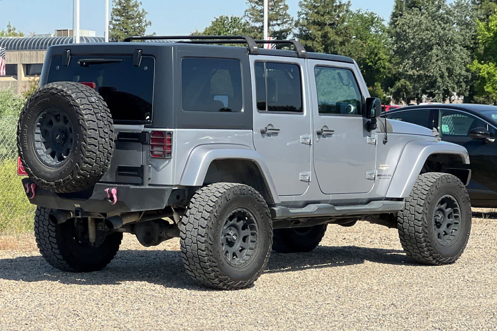 Used 2014 Jeep Wrangler Unlimited Sahara w/ Connectivity Group AWD/4WD image 3