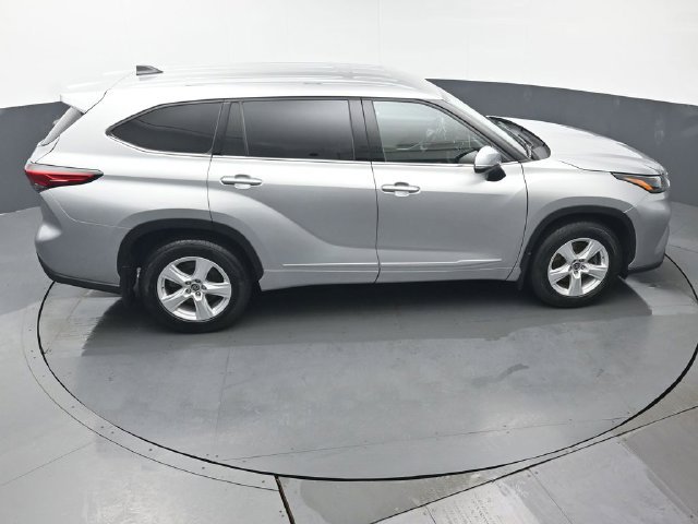 Used 2022 Toyota Highlander LE AWD/4WD image 43