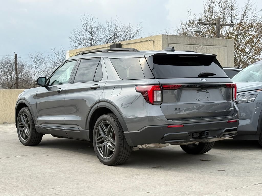 Used 2025 Ford Explorer ST-Line w/ ST-Line Street Pack image 9