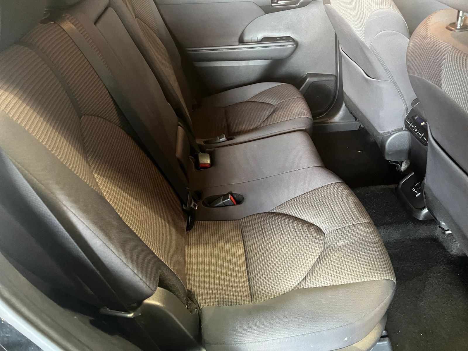 Used 2025 Toyota Highlander LE FWD image 39