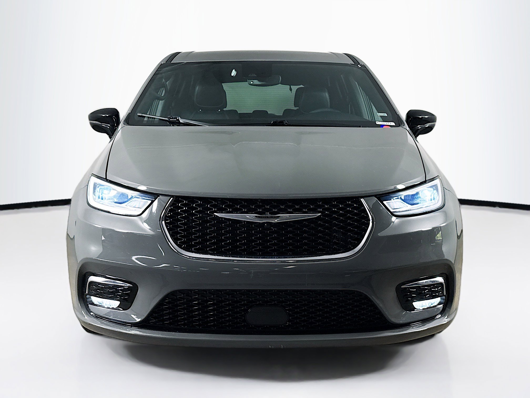 Used 2025 Chrysler Pacifica Select image 3
