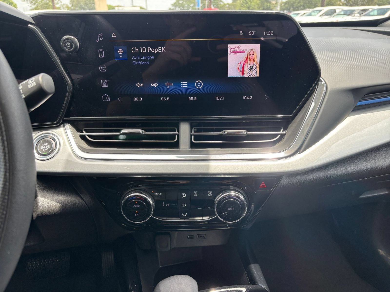 Used 2025 Chevrolet Trax LT FWD image 14