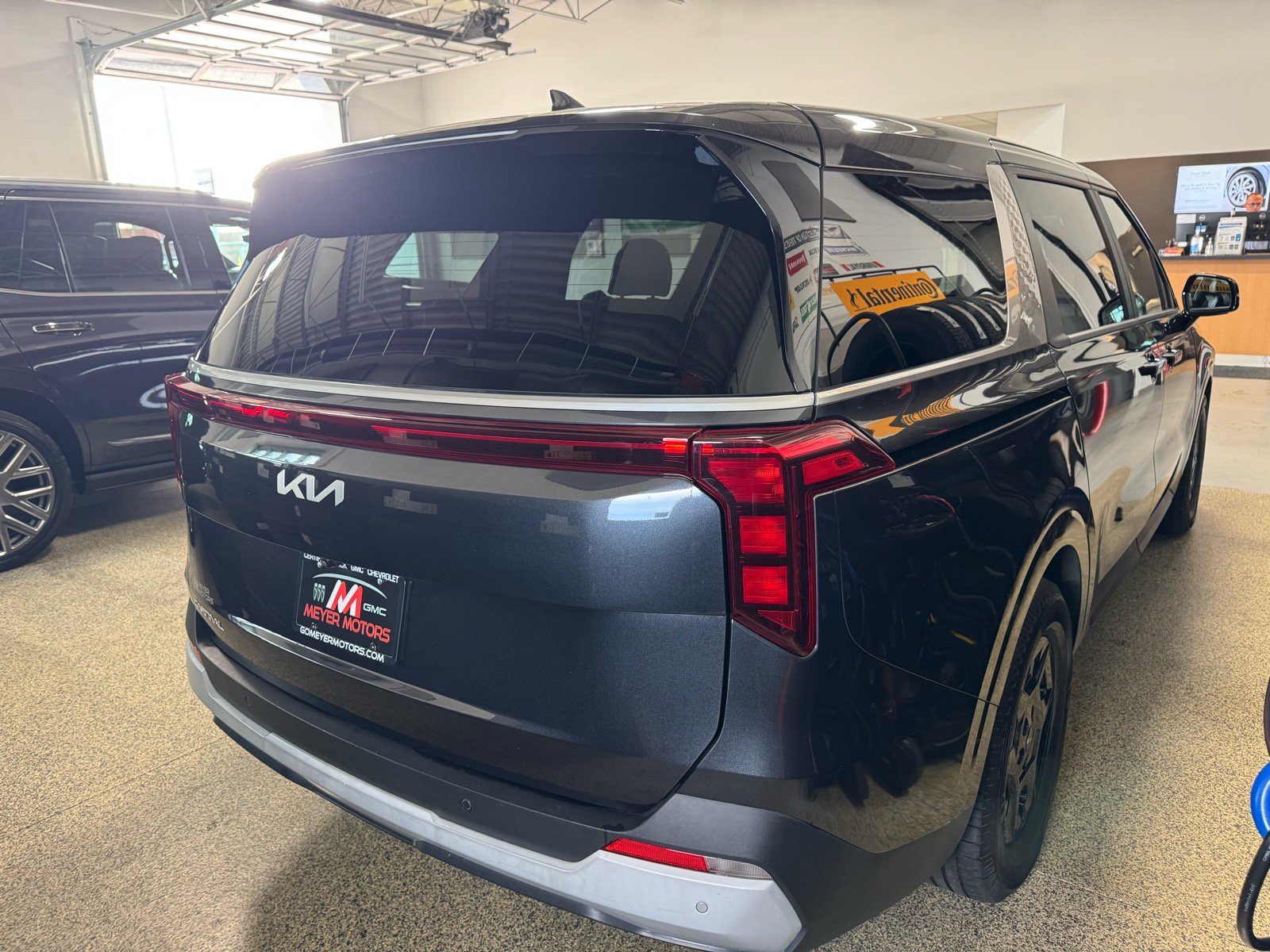 Used 2025 Kia Carnival FWD image 5