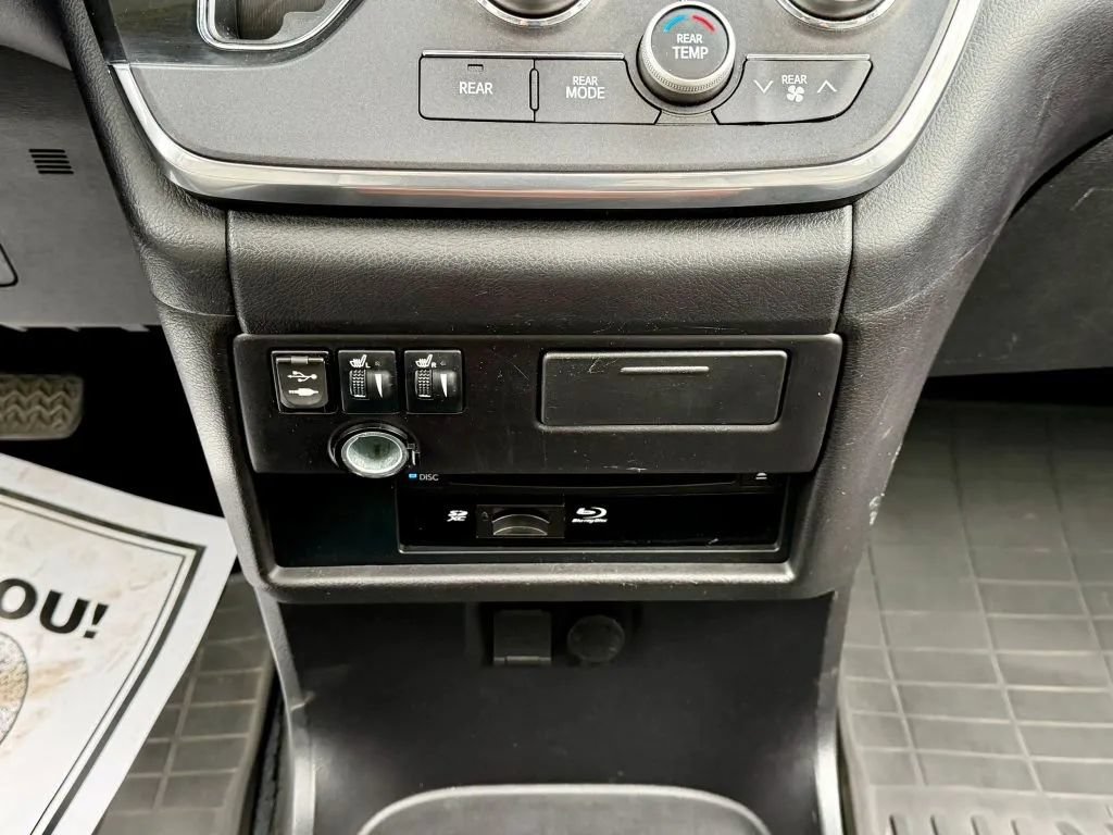 Used 2015 Toyota Sienna Limited Premium FWD image 27