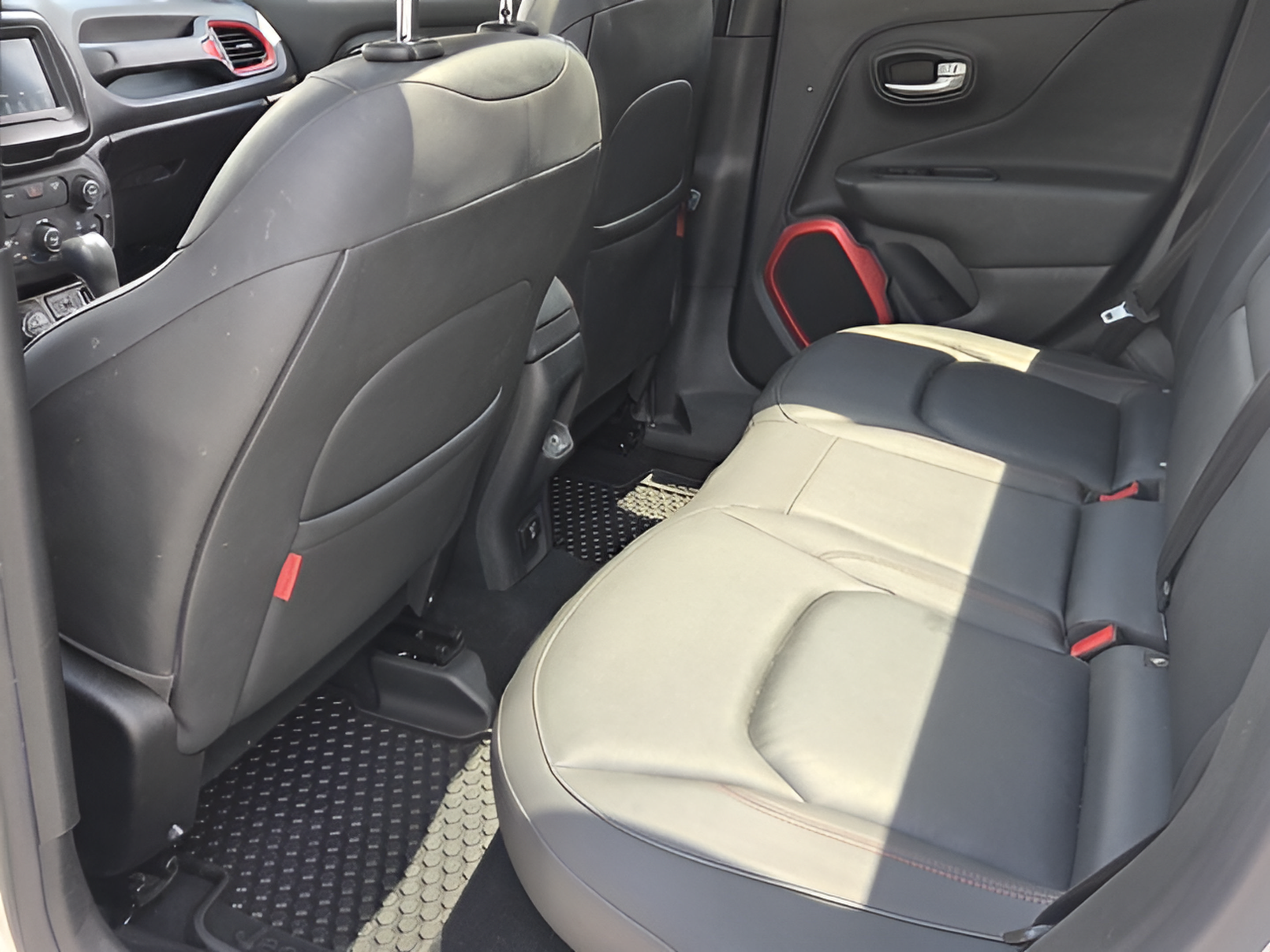 Used 2019 Jeep Renegade Trailhawk AWD/4WD image 9