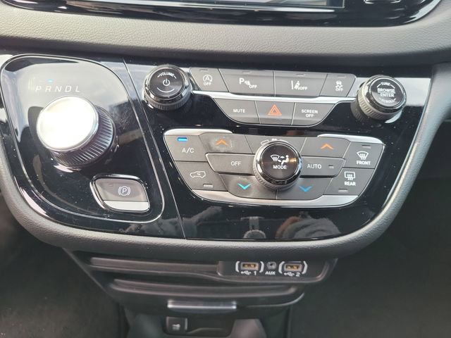 Used 2025 Chrysler Voyager LX image 25