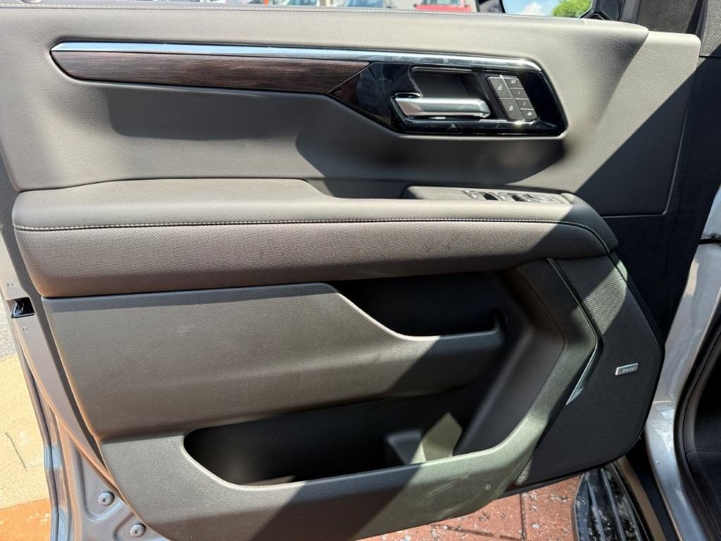 New 2026 Chevrolet Suburban Premier w/ Sun And Tow Package AWD/4WD image 8
